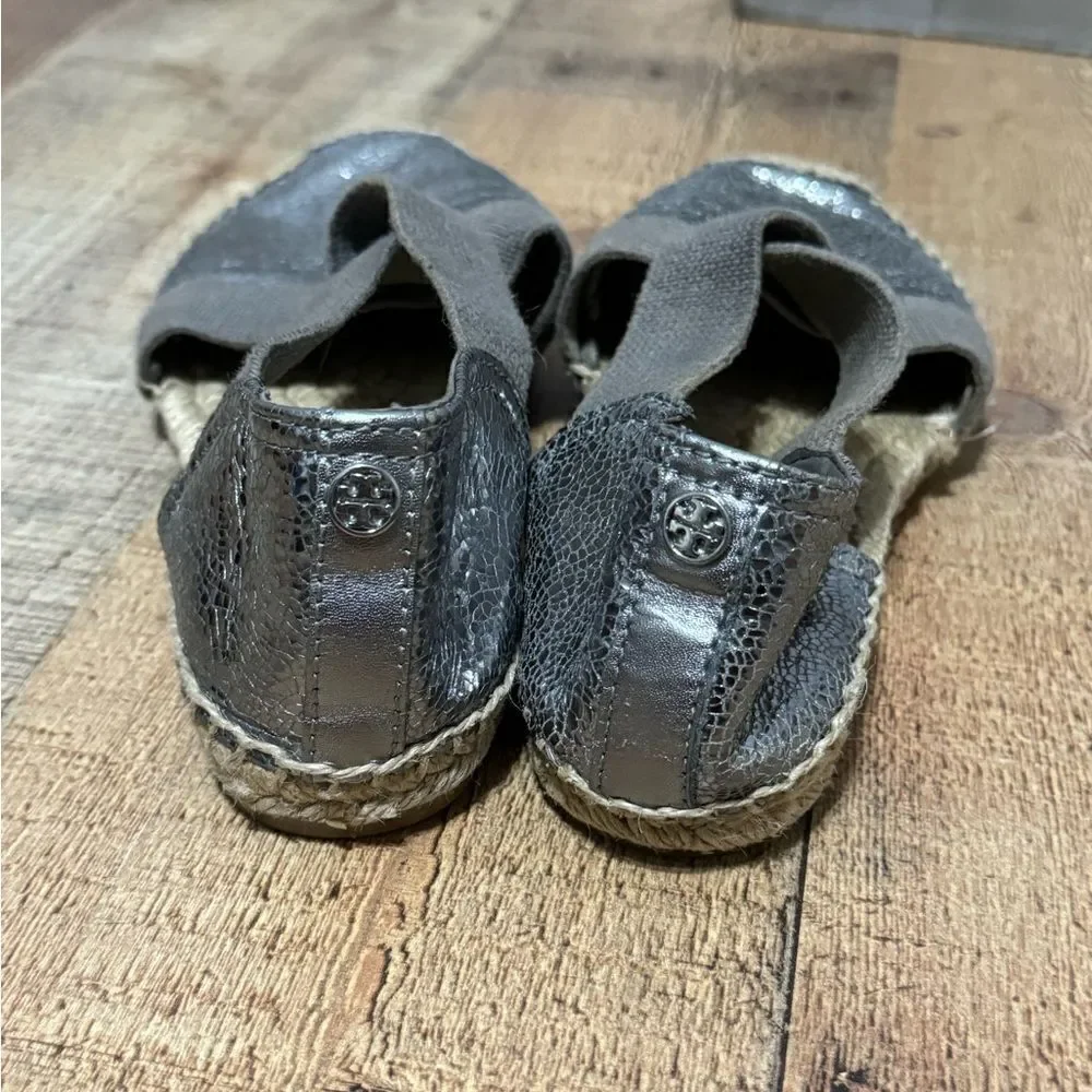TORY BURCH Silver Leather Espadrille Sandals Sz 5.5 Elastic Gray Crossed Straps